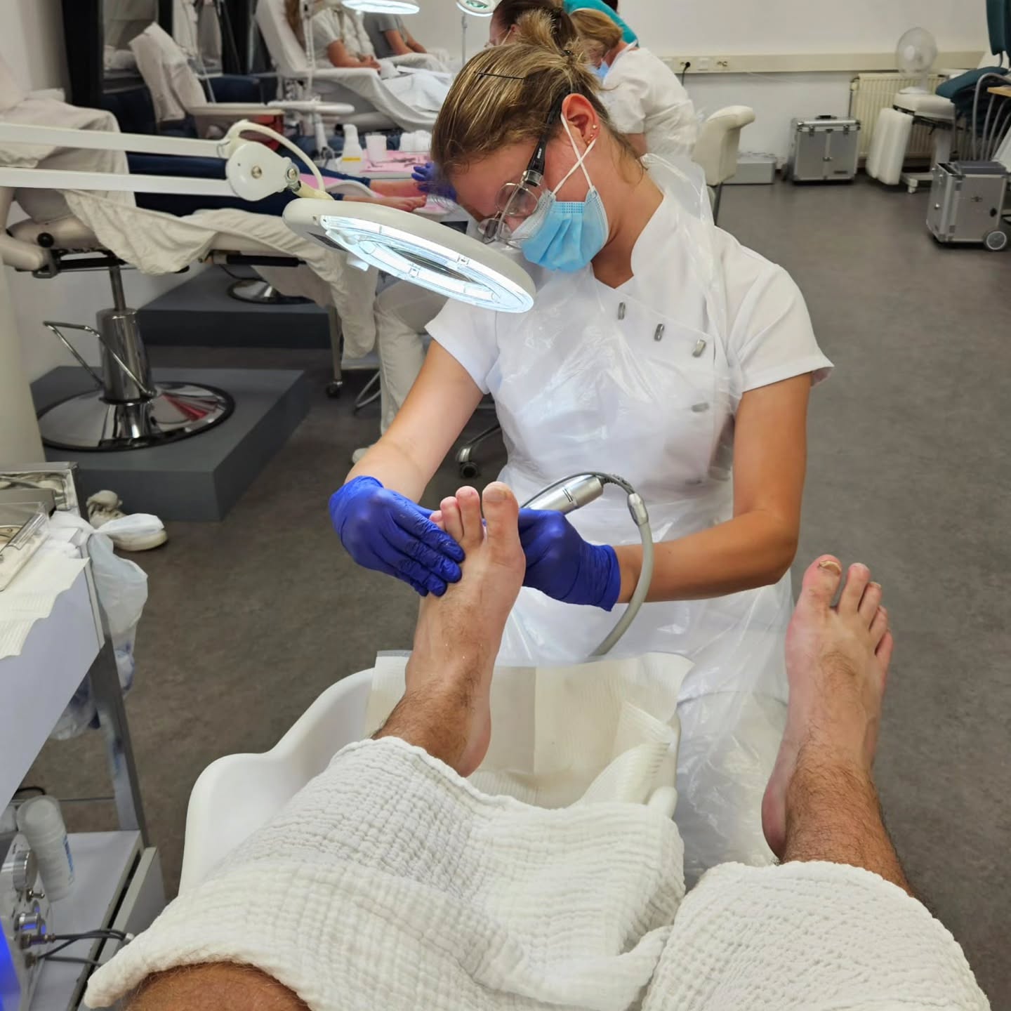 Cynthia voert een pedicurebehandeling uit